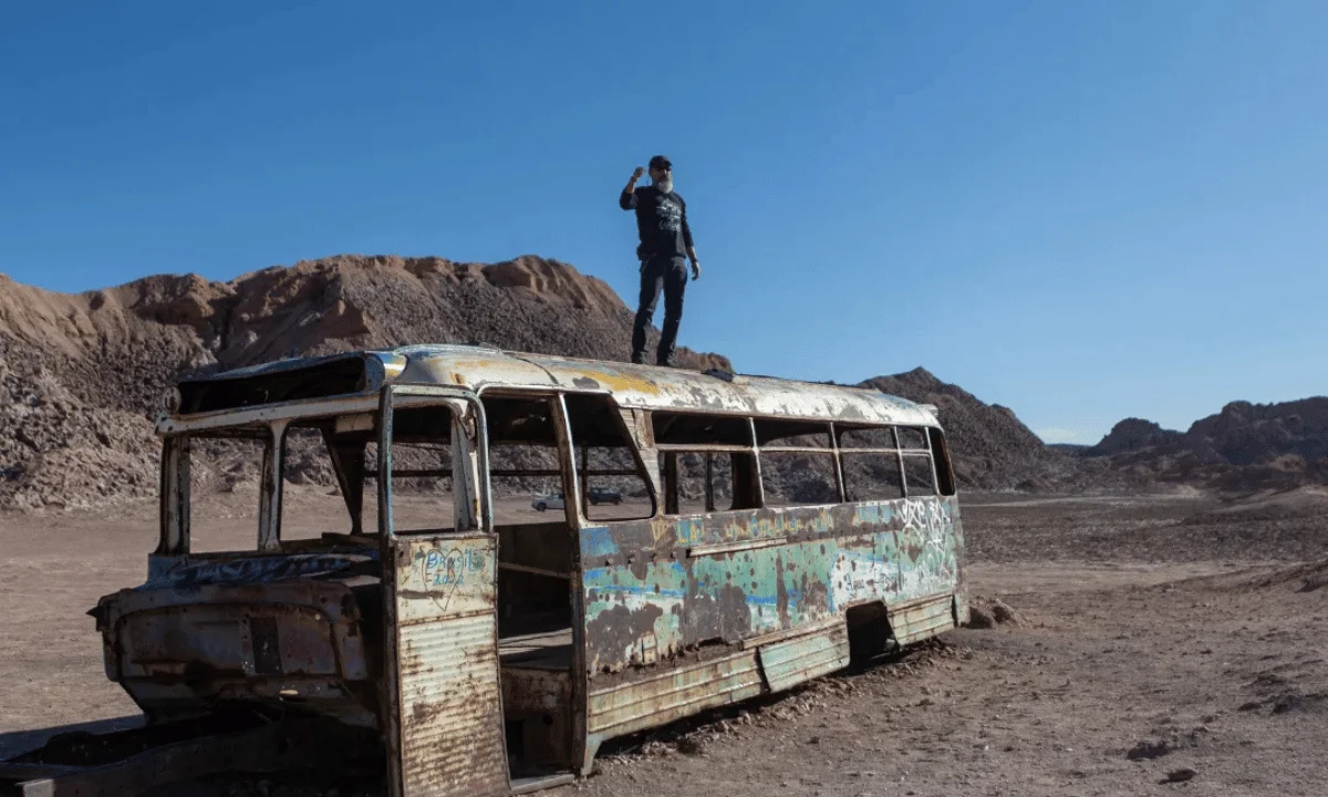 Viajero de Atacama Tours sobre el bus del Vallecito en San Pedro de Atacama